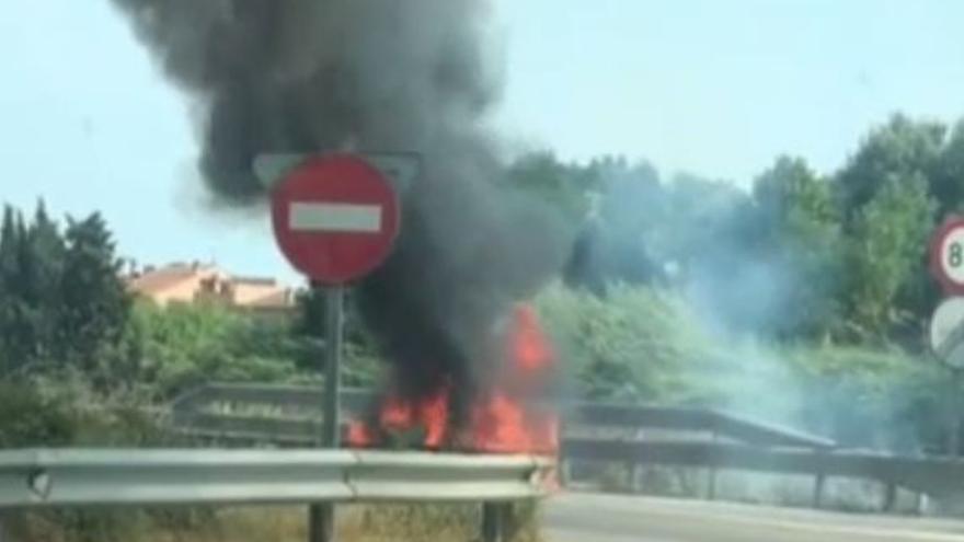 El vehicle en flames a la Bisbal