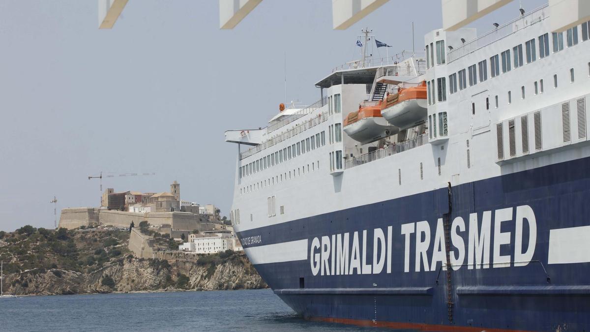 Un barco de Transmediterránea en el puerto de Ibiza