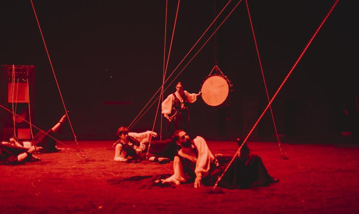 Una imagen de 'La mort i la primavera', la obra inspirada en la novela homónima de Mercé Rodoreda que La Veronal trae al Centro de Danza Matadero a partir de este jueves.