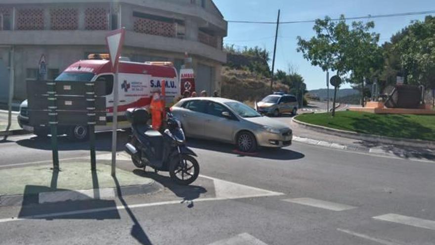 Un herido al chocar un coche y una moto en una rotonda