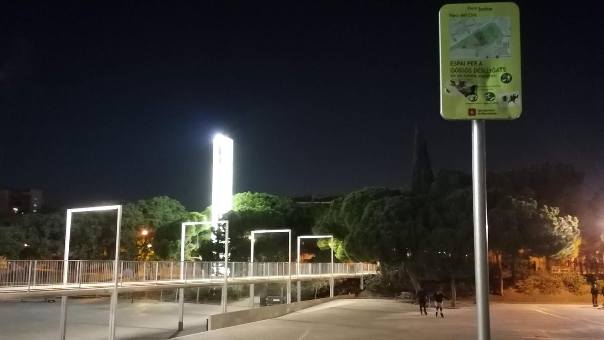 La pista deportiva es la Zona de Uso Compartido (ZUC) del parque del Clot, con la señal vandalizada