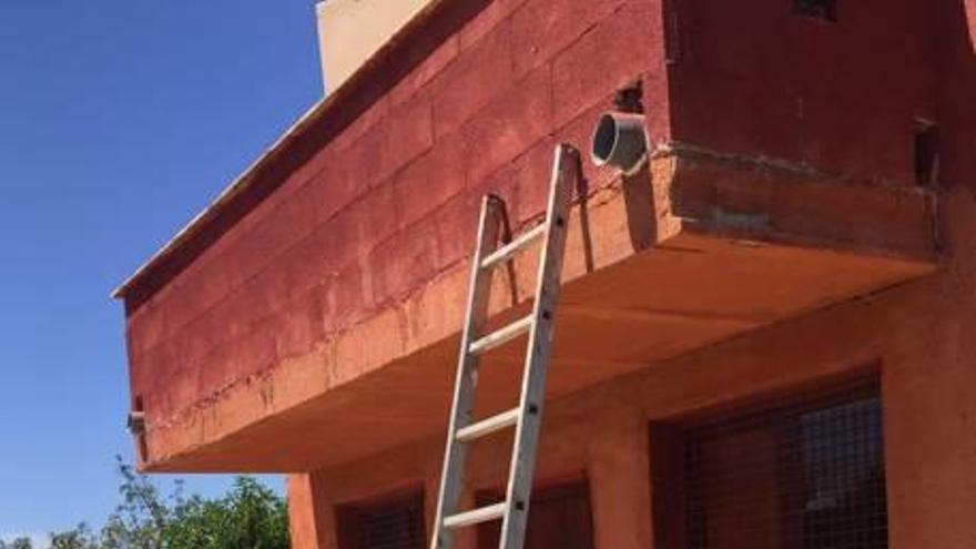 Un desconocido dejó una escalera en la casa tras el cadáver de la mujer.