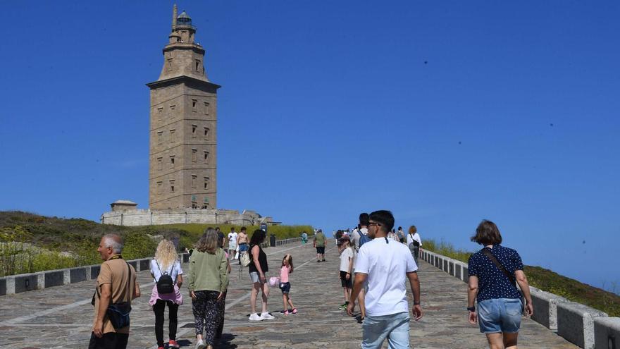 Turistas a los pies de la Torre de Hércules.