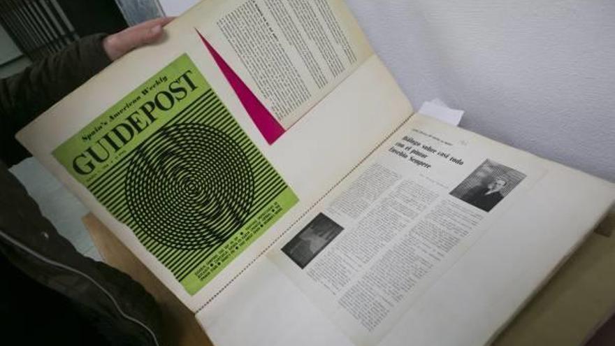 Carmen Velasco con un libro de Germán Bernácer.