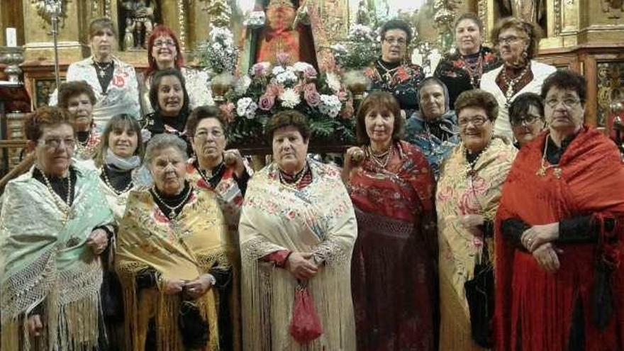 En la imagen de la izquierda, las aguederas de Villaralbo posan con su patrona. En el centro, diferentes generaciones de Moraleja. A la decha, las de Madridanos en su parroquia.