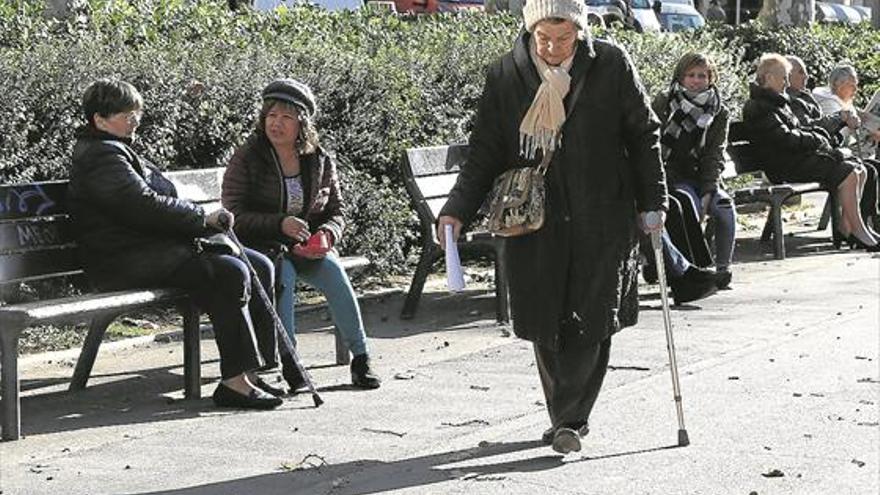 Las pensionistas cobran al mes casi 500 euros menos que los hombres