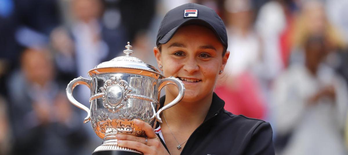 Ashleigh Barty, con el trofeo de Roland Garros.