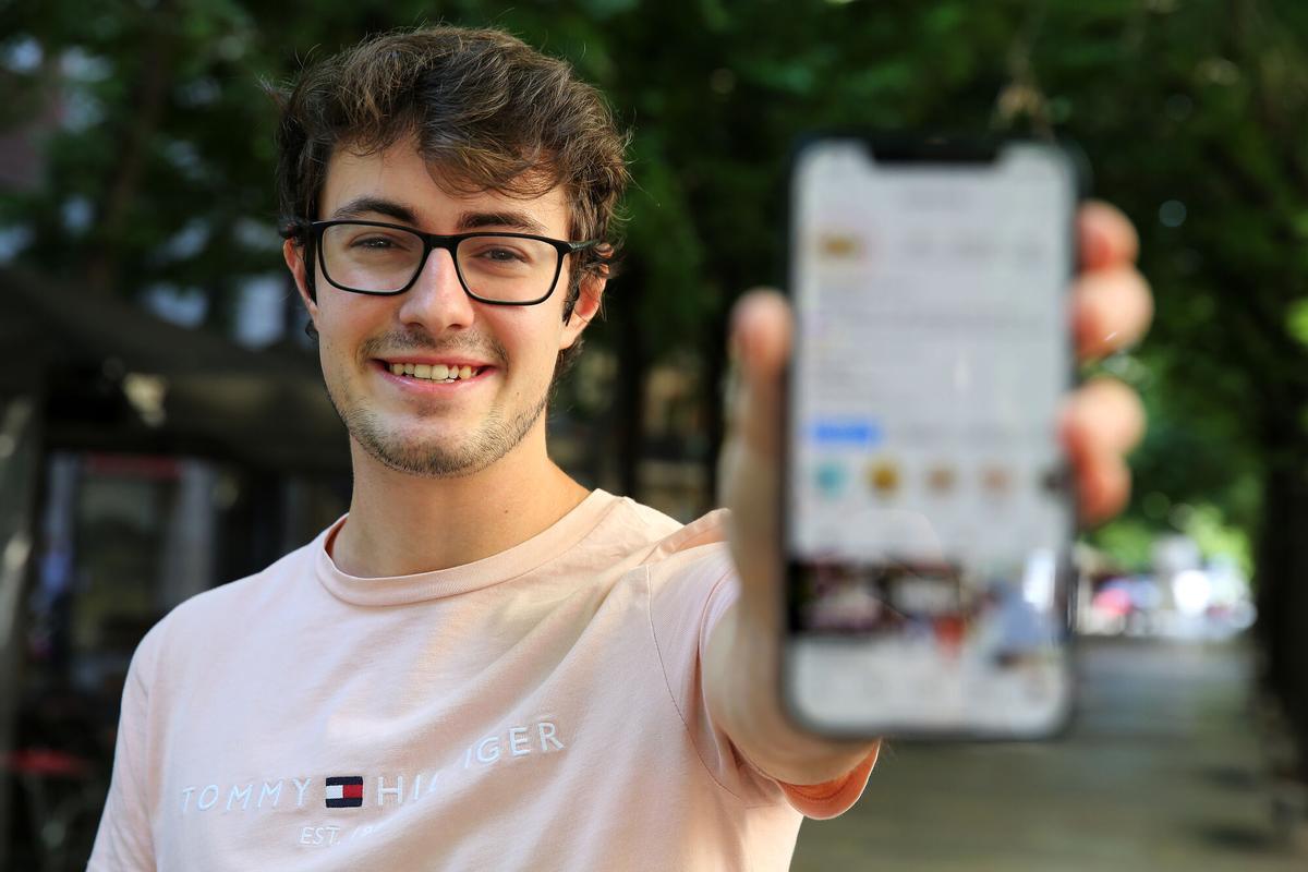 BARCELONA 02/06/2023 Sociedad Àlex universitario que ha creado un perfil en el Instagram ' laselectivitat' de referencia para los estudiantes de la selectividad. FOTO de RICARD CUGAT