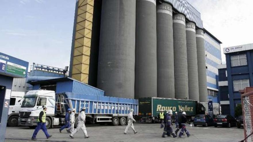 Trabajadores en la planta de SGL Carbón en A Grela. / eduardo vicente