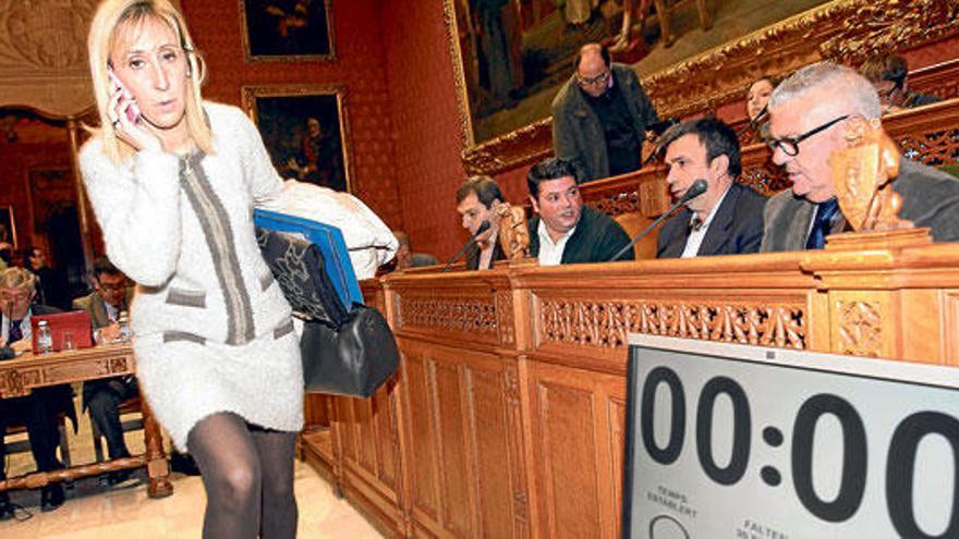 Catalina Soler dirigiéndose ayer a su puesto en la sala de plenos del Consell.