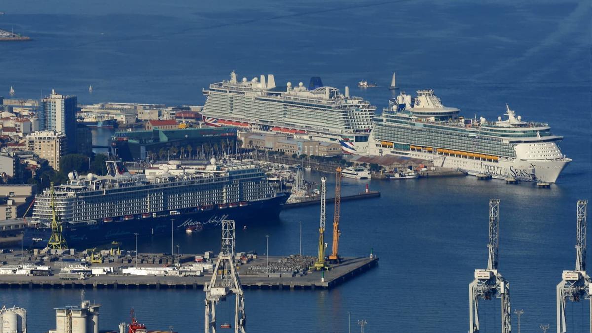 Los buques 'Iona' y 'Liberty of the Seas', en el muelle de Transatlánticos; el 'Mein Schiff 6' atracó en el de Comercio.