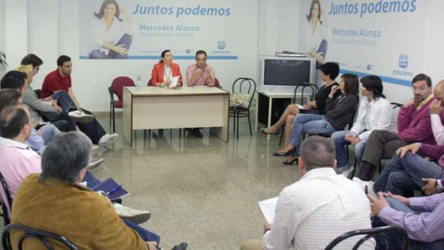 Los populares de Elche se reunieron ayer para analizar la precampaña.