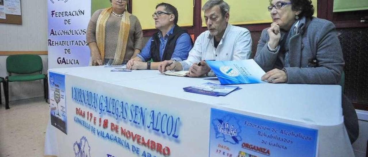 Miembros de la Federación de Alcohólicos Rehabilitados de Galicia durante la presentación de las jornadas de Vilagarcía. // Iñaki Abella