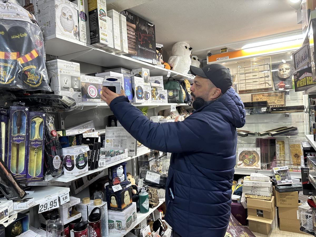 El Llano puede presumir de tener su pequeño universo friki: “Es un negocio muy especializado y la gente viene a buscarnos” El Llano puede presumir de tener su pequeño universo friki: “Es un negocio muy especializado y la gente viene a buscarnos”