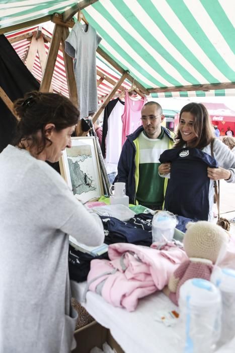 Surf solidario en la playa de San Lorenzo, Gijón