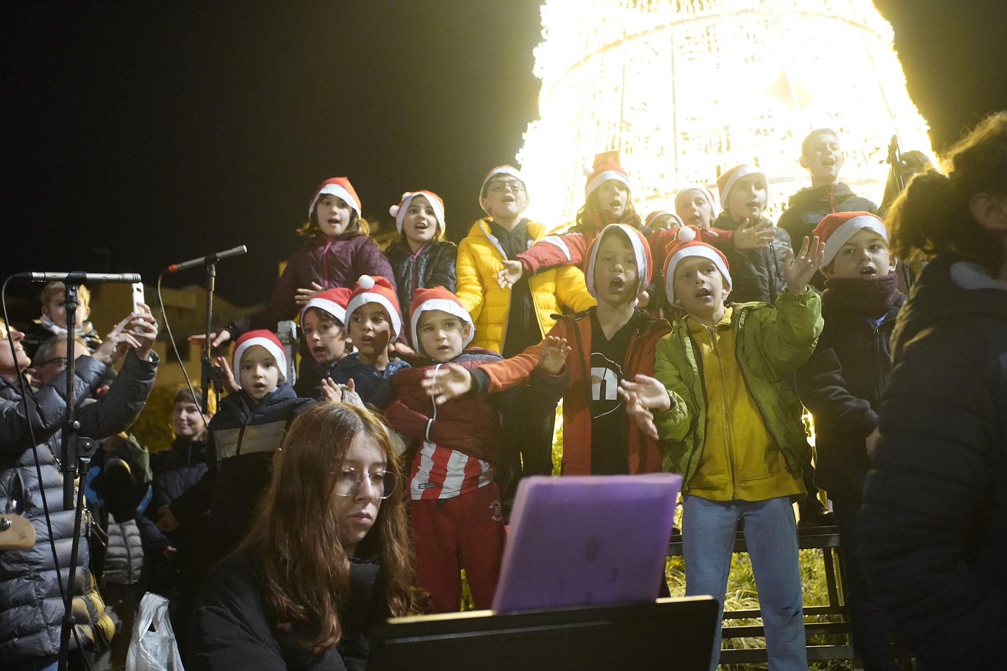 La màgia de Nadal atura la pluja i encén els llums a Girona