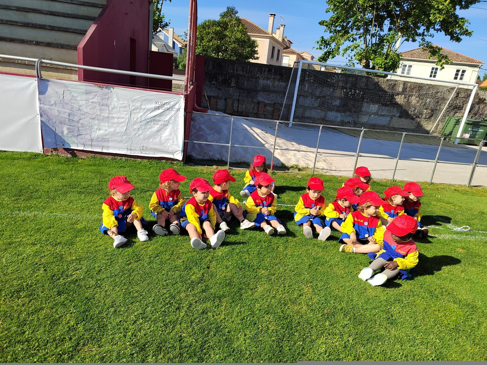 Niños de la escuela infantil municipal de Vilagarcía en las actividades desplegadas para fomentar el deporte.