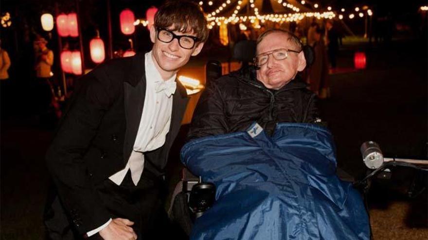 Stephen Hawking, junto l actor Eddie Redmayne.