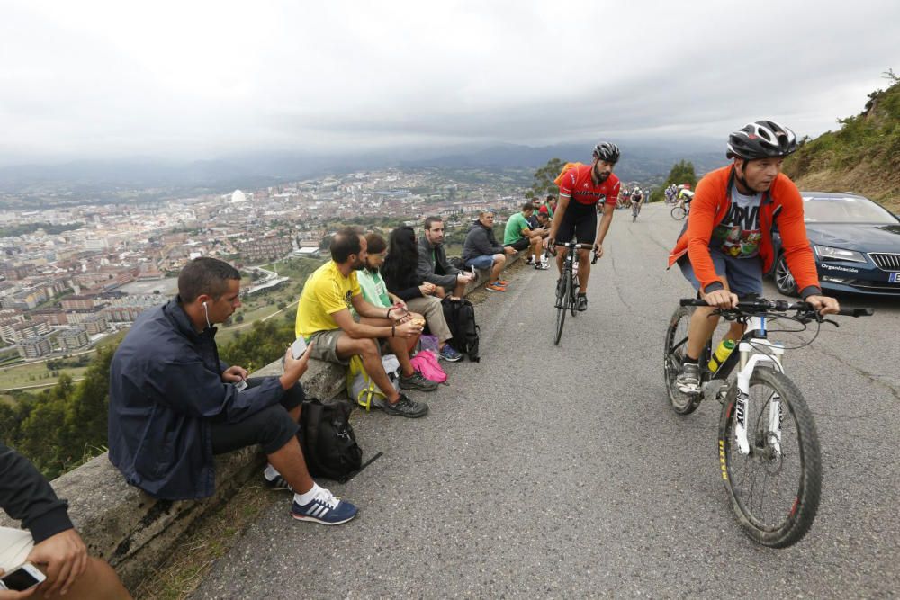 Ambientazo ciclista en el Naranco