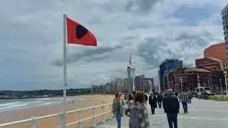 Ojo si vas mañana a la playa en Gijón: Estos son los cierres que afectan al arenal (y al tráfico) por el Día de las Fuerzas Armadas