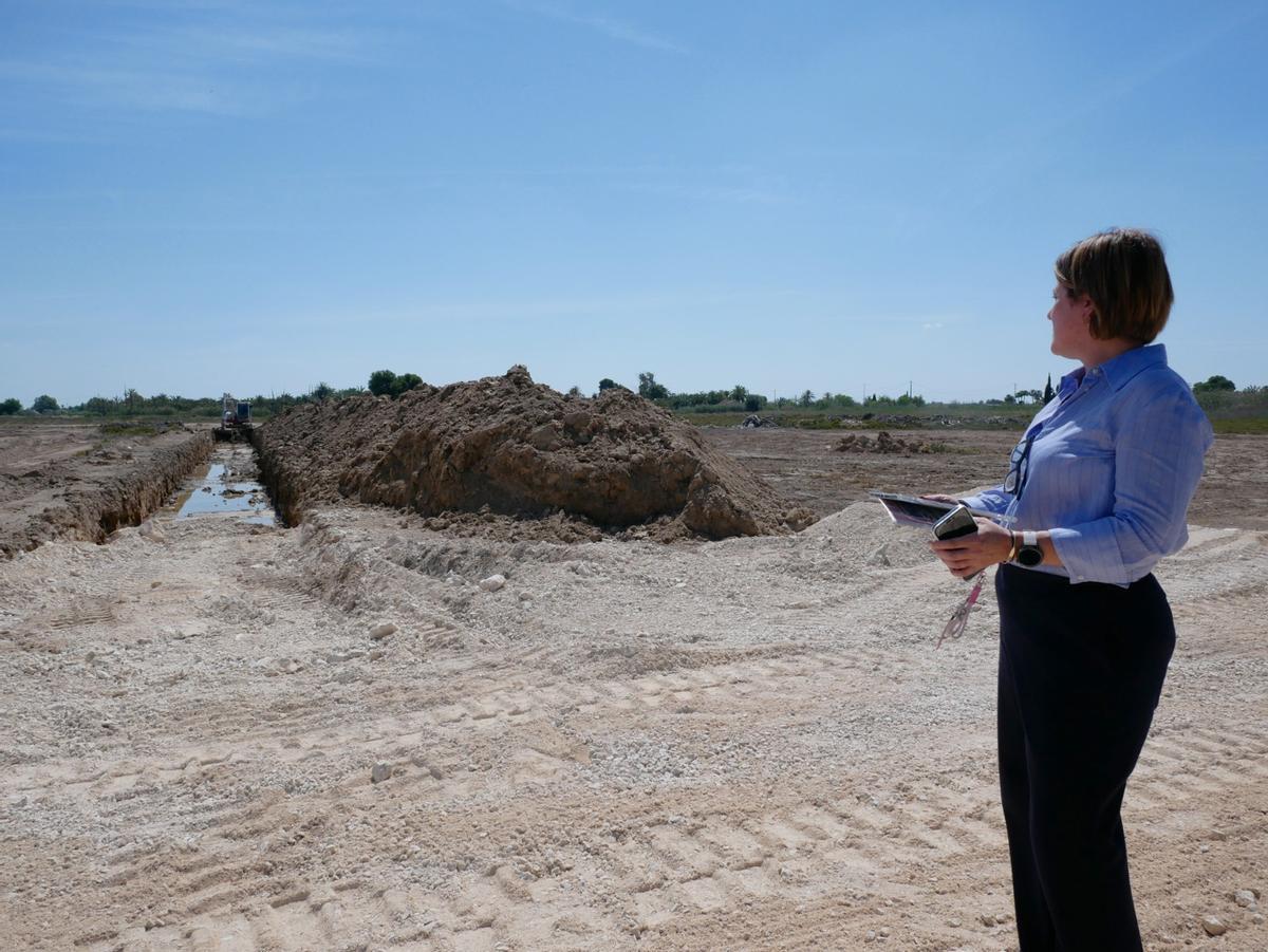 La concejala de Obras sobre el terreno que se va a convertir en la balsa de drenaje