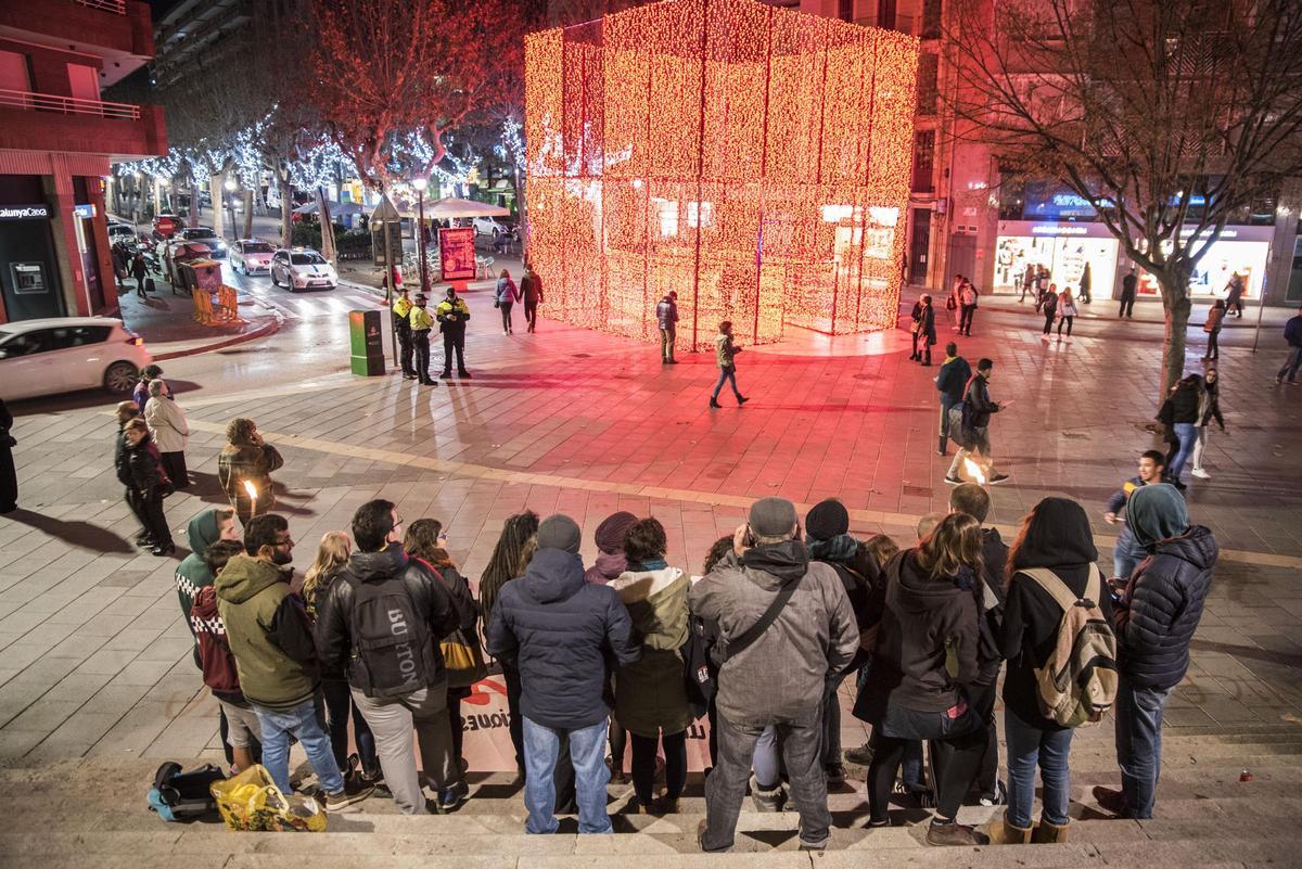 Concentració per demanar l'alliberament de les preses polítiques i decoració de Nadal, el 2018 Concentració per demanar l'alliberament de les preses polítiques i decoració de Nadal, el 2018