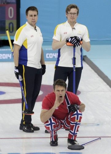 La competición de curling está deparando algunas de las imágenes más curiosas de los Juegos de Sochi