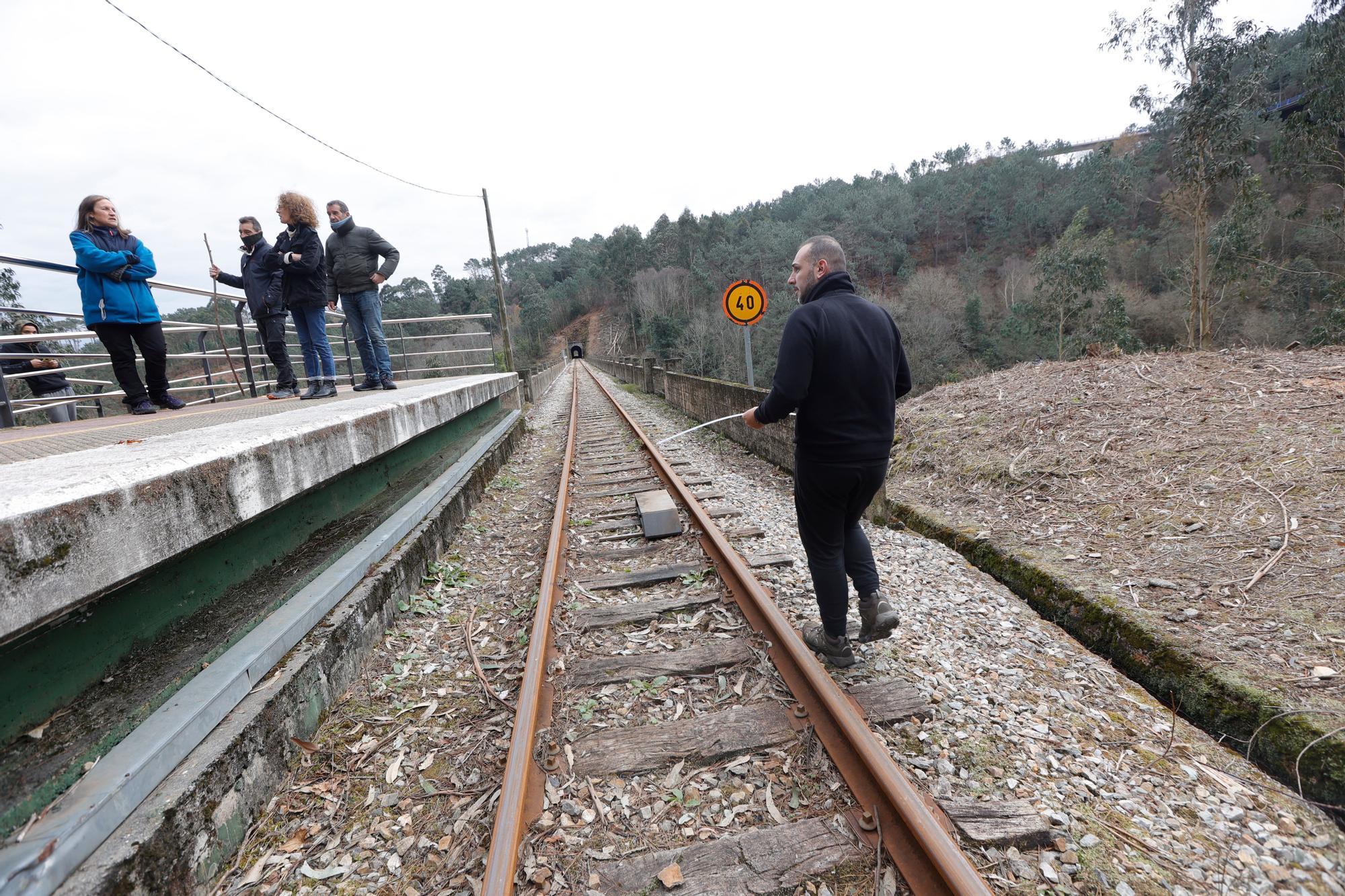 EN IMÁGENES: Un grupo de vecinos de Cudillero protagoniza una "medición irónica" para "informar" a Renfe y Adif de las dimensiones "reales" de un túnel de Feve.