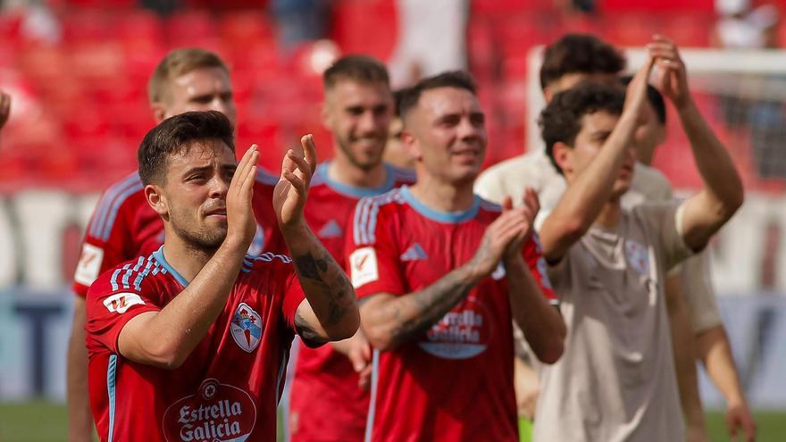 Los jugadores del Celta agradecen el apoyo de los aficionados desplazados a Sevilla