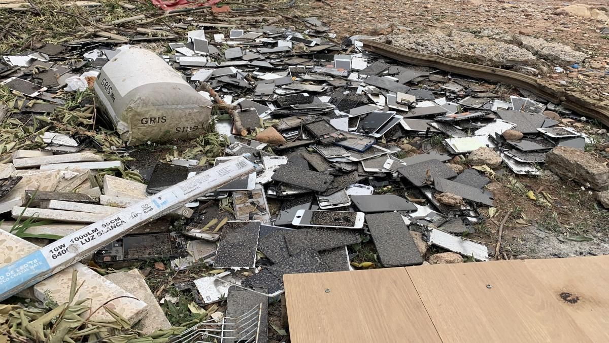 Toneladas de basura se acumulan en un macrovertedero ilegal de la Vall d'Uixó