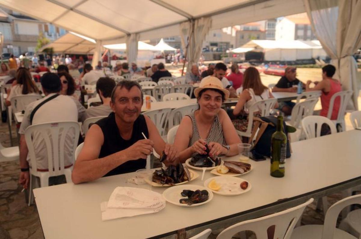 Comensales en la carpa del paseo de O Cantiño.   | // NOÉ PARGA