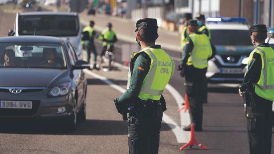 Agentes de la Guardia Civil realizan un control de movilidad durante el primer día de confinamiento perimetral y medidas restrictivas en Salamanca.