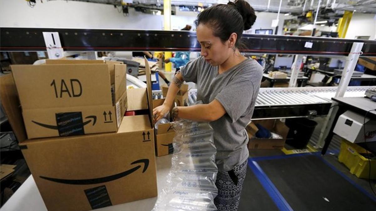 Una empleada de Amazon prepara un pedido del Black Friday en Estados Unidos.