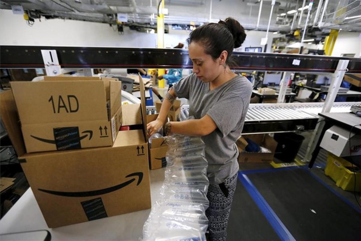 Una empleada d’Amazon prepara una comanda del Black Friday als Estats Units.