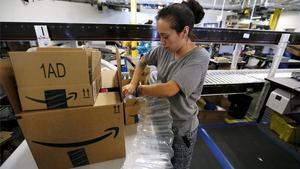 Una empleada de Amazon prepara un pedido
