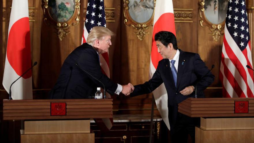 Trump llega a Japón, primera parada de su gira asiática