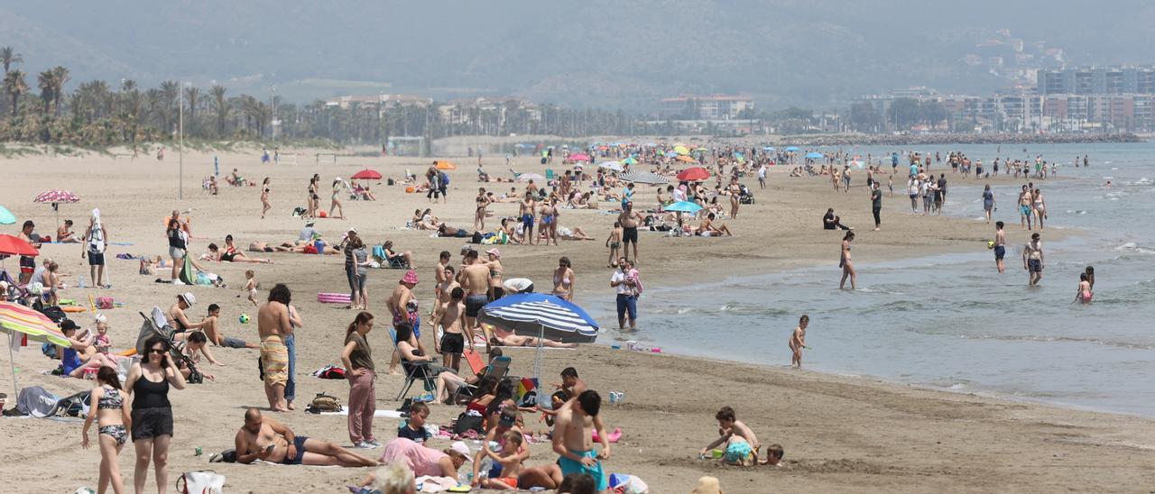 El calor de mayo ha llenado las playas con antelación este año.