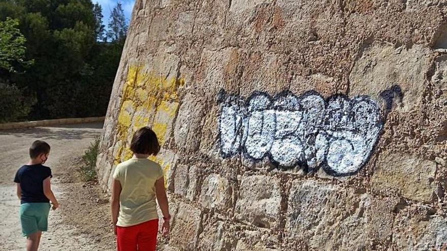 El torreón del castillo de San Fernando sufre nuevas pintadas