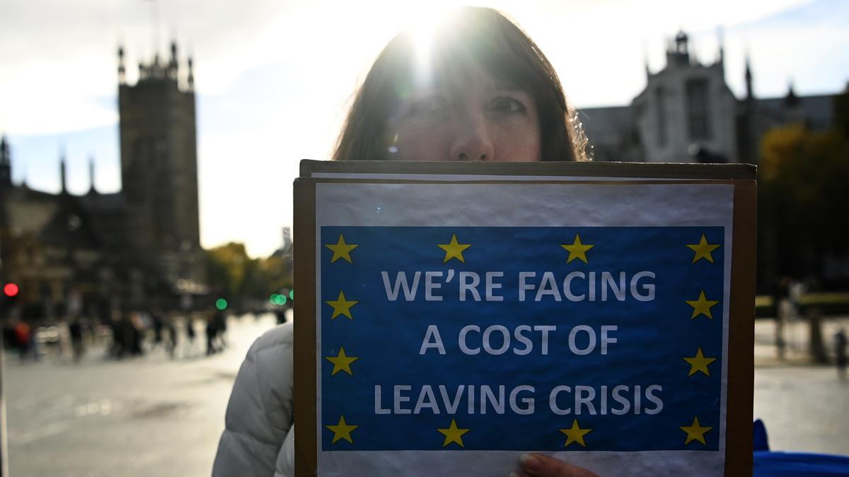 Una manifestante protesta contra la crisis económica frente al parlamento en Londres.