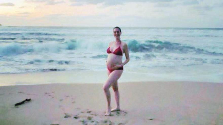 La actriz Anne Hathaway presume de embarazo en bikini.