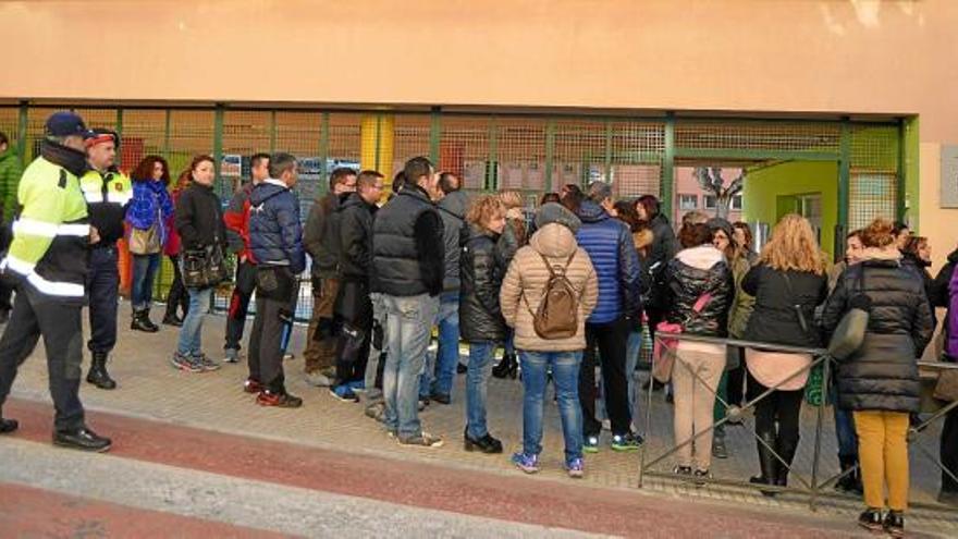 Concentració dels pares davant de les portes de l&#039;escola de Bagà, ahir al matí