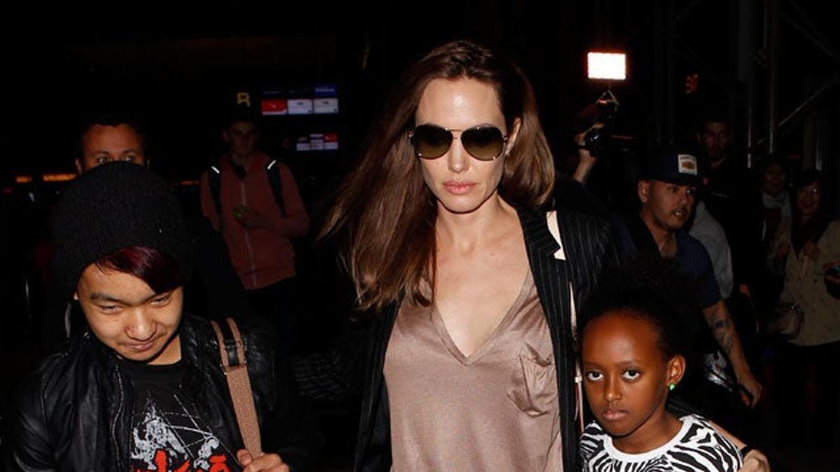 Angelina Jolie y sus hijos en el aeropuerto