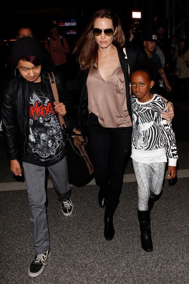 Angelina Jolie y sus hijos en el aeropuerto
