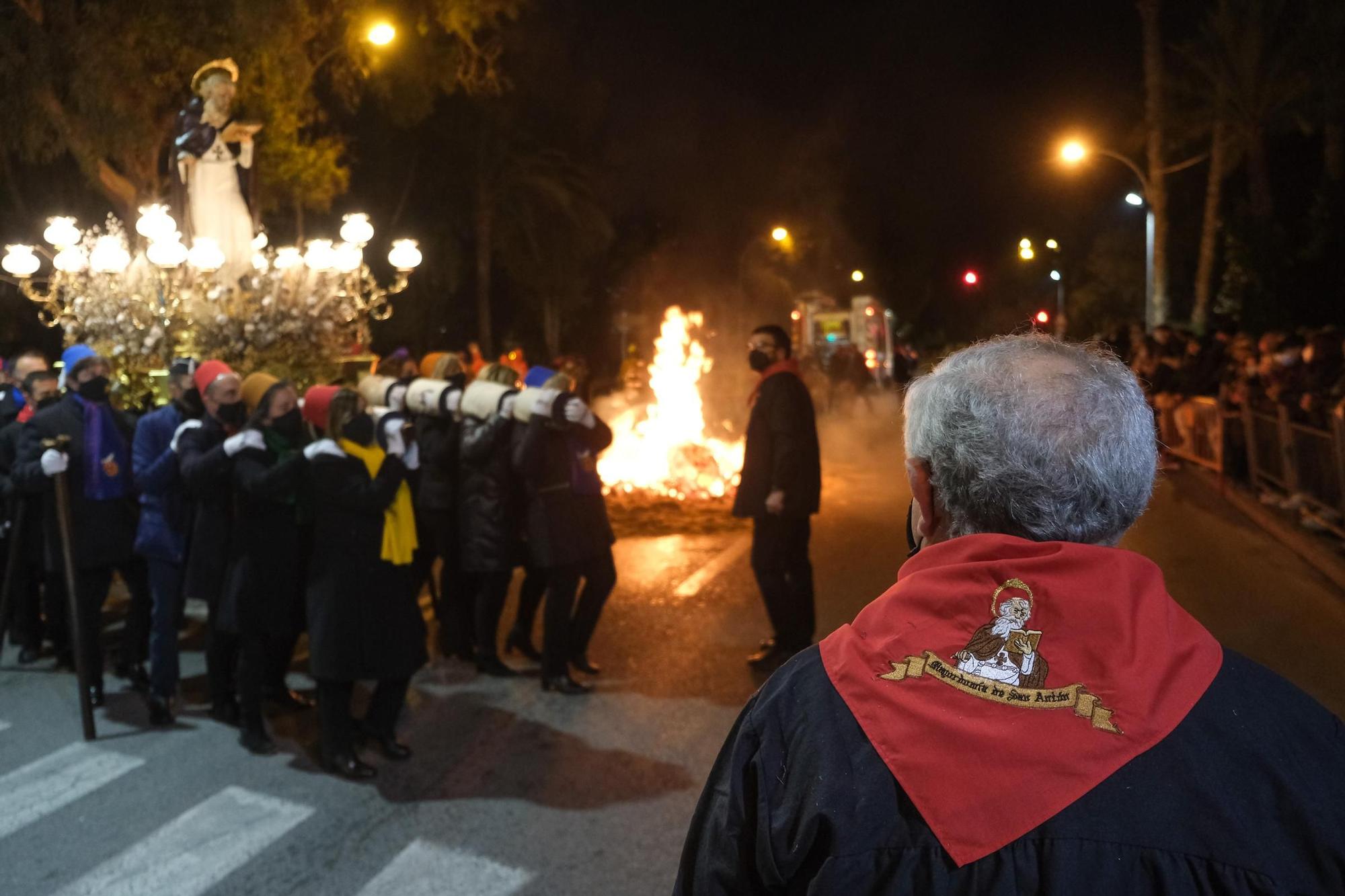 Los eldenses festejan a San Antón, patrón de los Moros y Cristianos, con las típicas vueltas a la hoguera, la bendición de animales, las tradicionales danzas y el reparto del pan