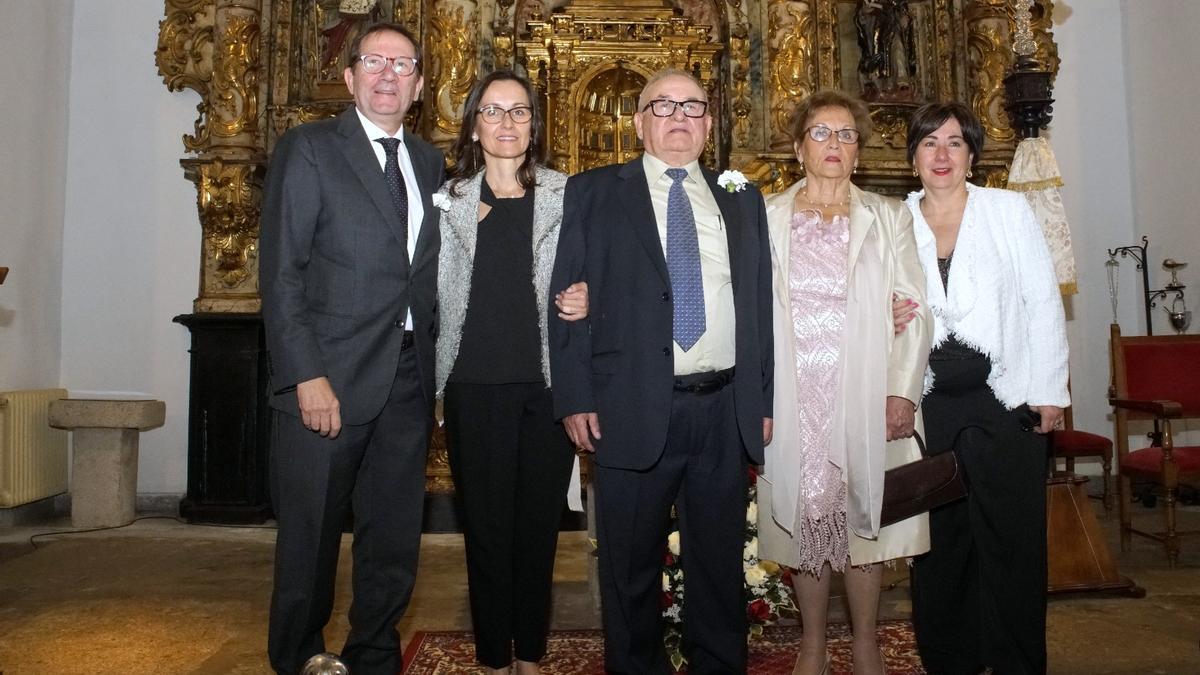 Amores de diamante: José Ramón Vaquero y María Dolores Carbajo con su familia