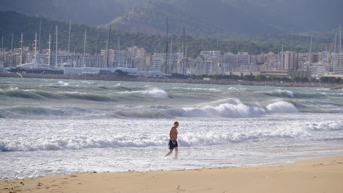 Un ciudadano sale del mar después de un baño pese al mal tiempo.