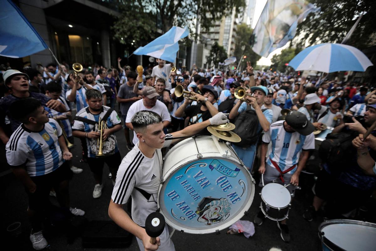 Fans de Argentina animan a su equipo antes del partido amistoso de fútbol entre Argentina y Panamá, en Buenos Aires.