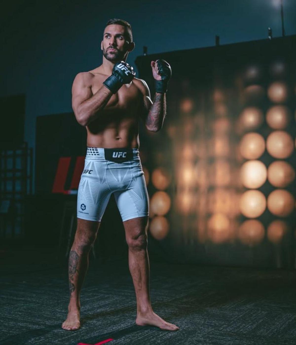 El peleador lanzaroteño posa para las fotos oficiales de la UFC.