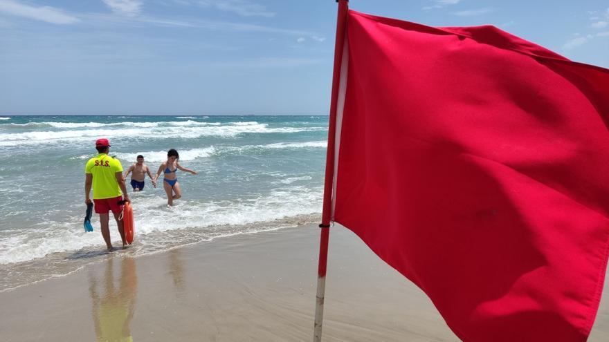 Rescatan a siete bañistas en 24 horas en playas de La Manga