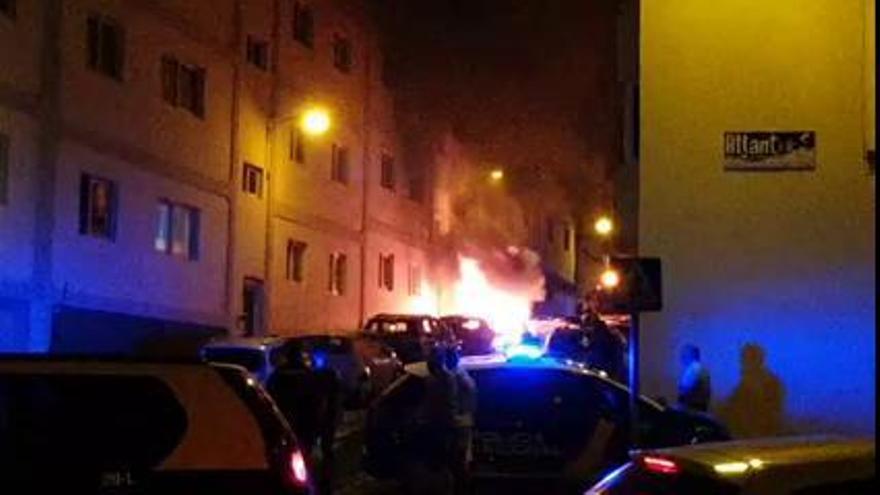 Espectacular incendio de un coche en Arrecife